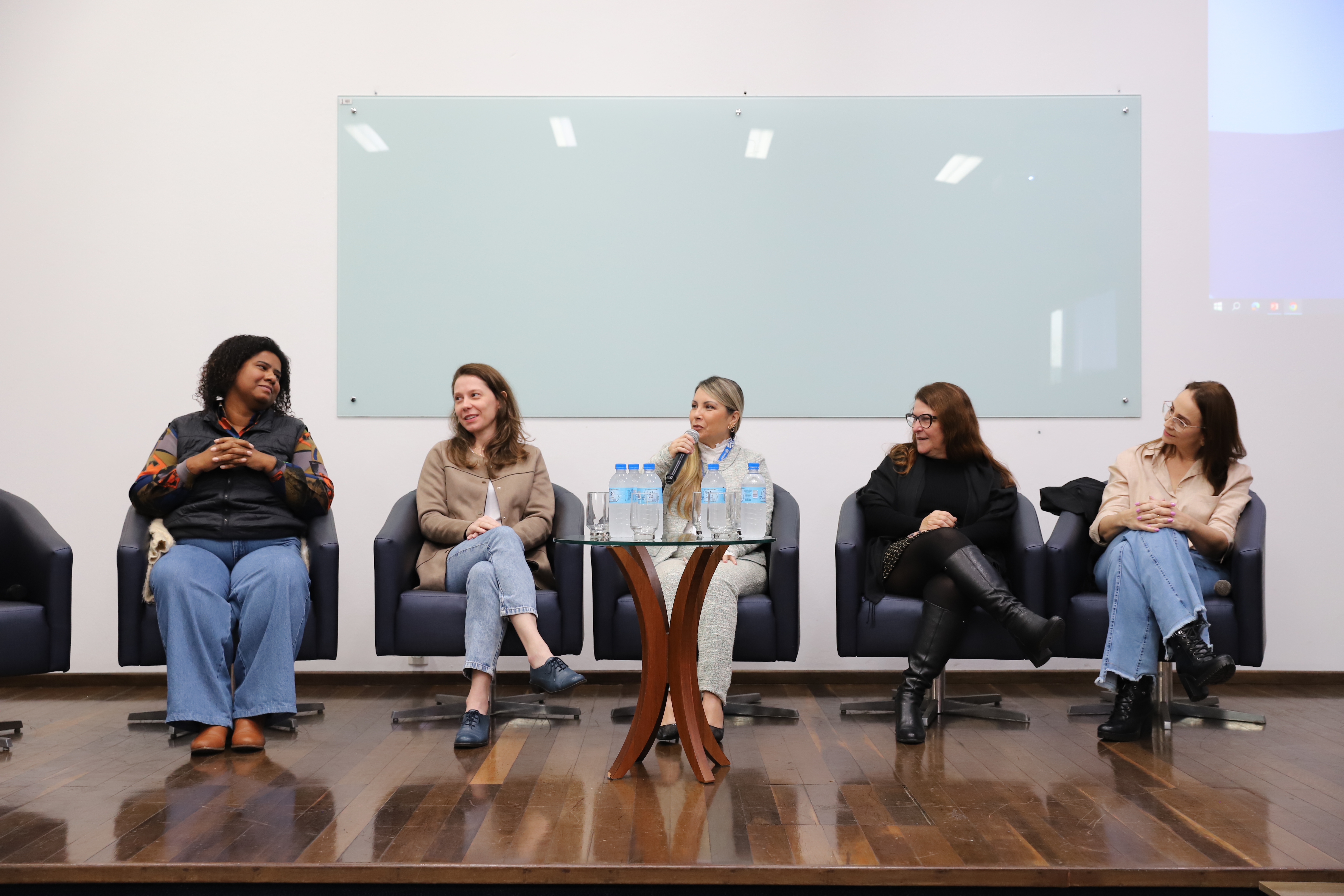 Roda de conversa reúne mulheres e estudantes para debate sobre posições sociais, no Colégio UNIFEBE